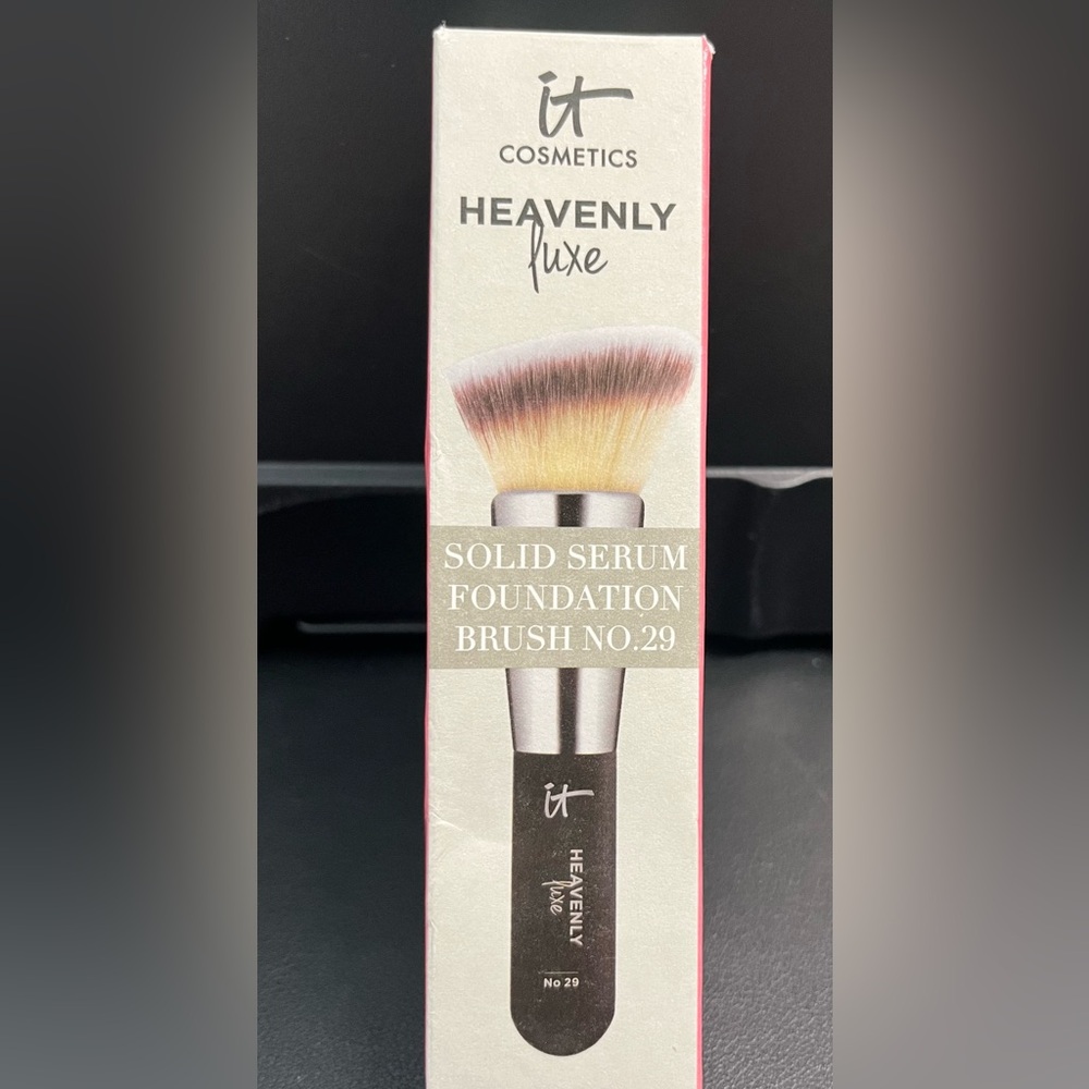 IT Cosmetics Heavenly Luxe Solid Serum Brush - #29
Retail 40.00 NWT